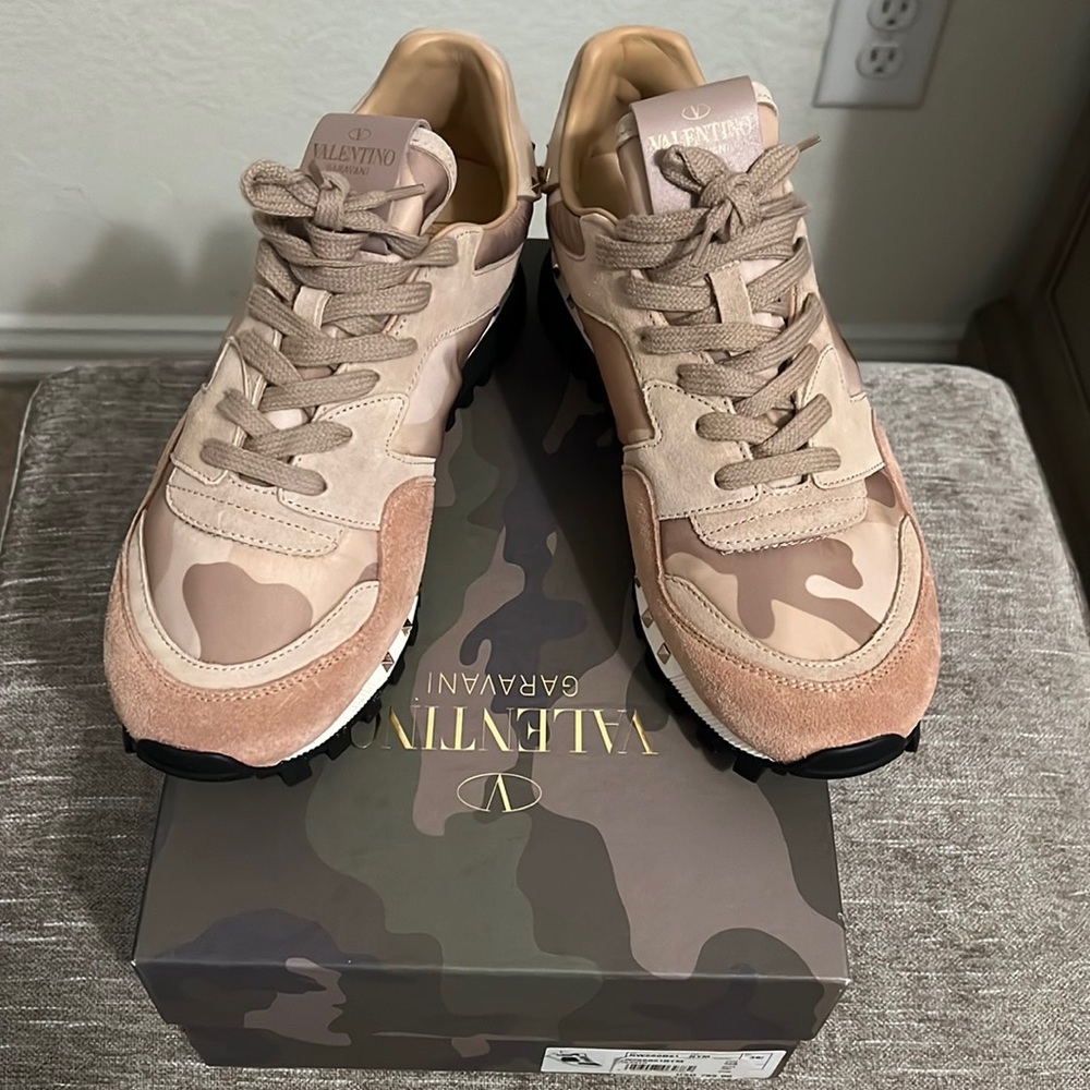 Ladies Valentino sneakers in EXCELLENT condition size 38.